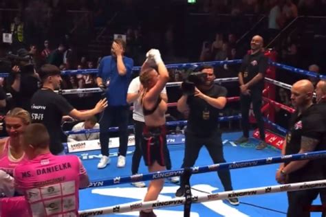 fighter flashes crowd after victory|Boxing: Daniella Hemsley flashes crowd after Kingpyn。